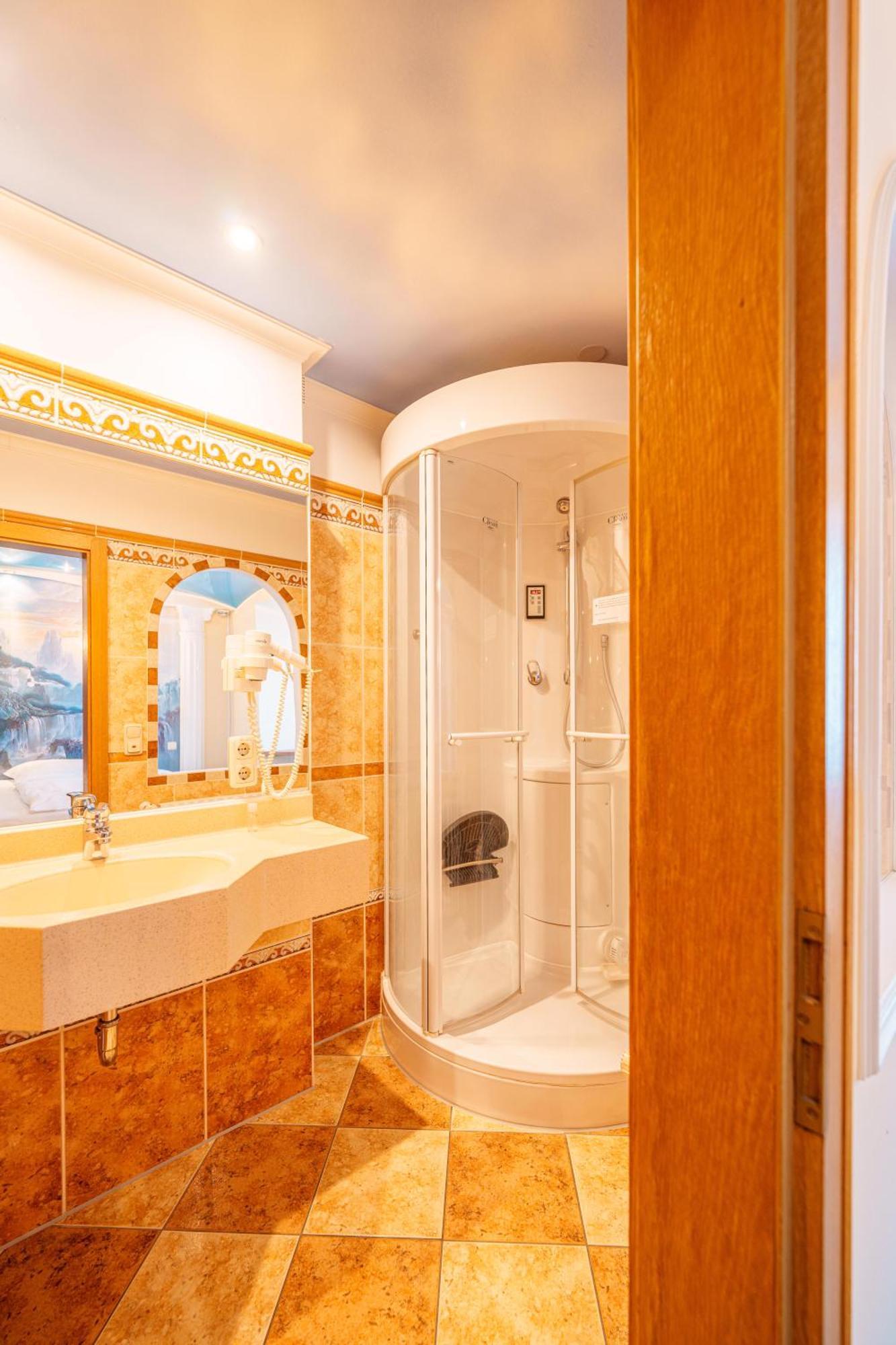 Koenig Ludwig Design Hotel Neu Zimmer Mit Sauna Oder Whirlpool Oder Mehr Altötting Екстериор снимка