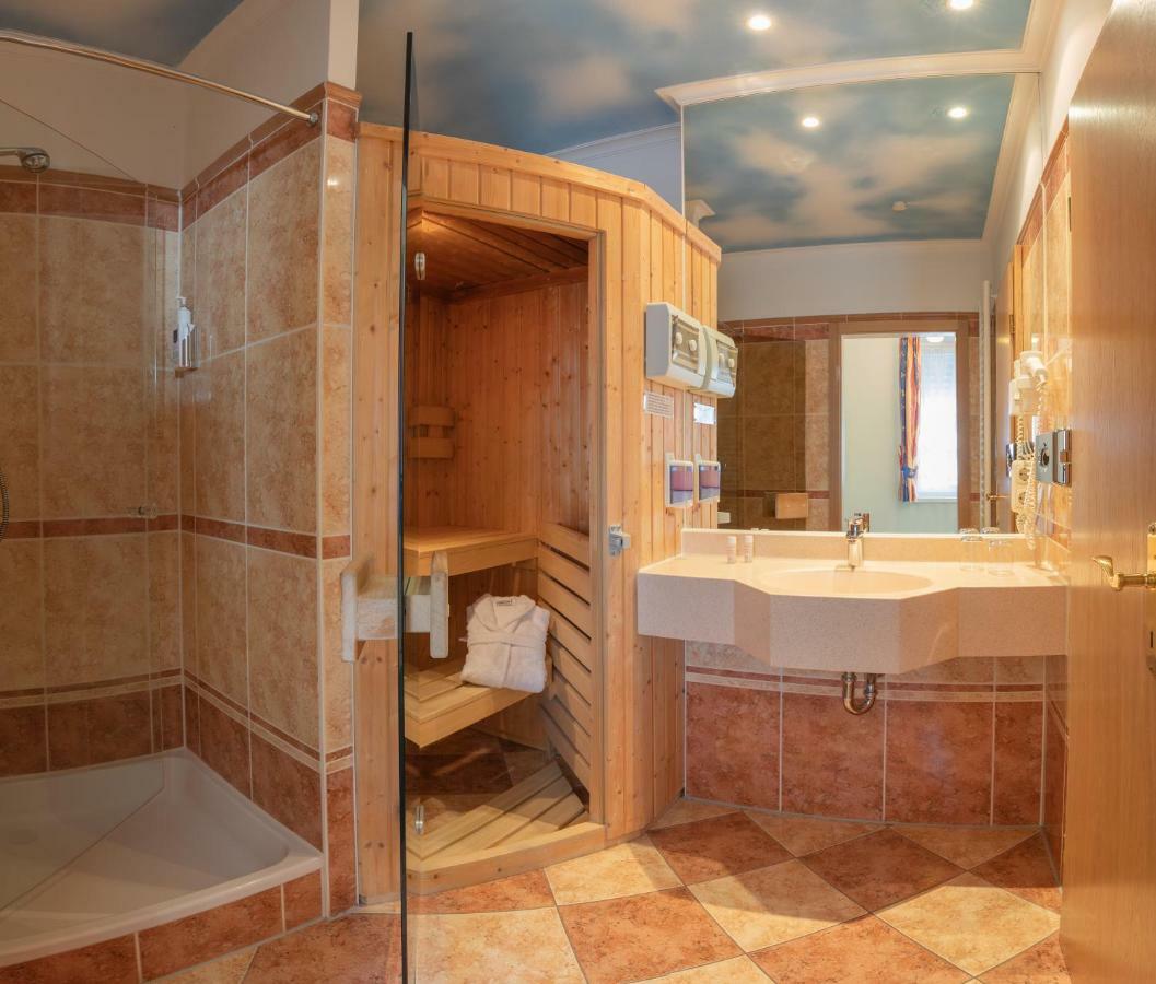 Koenig Ludwig Design Hotel Neu Zimmer Mit Sauna Oder Whirlpool Oder Mehr Altötting Екстериор снимка